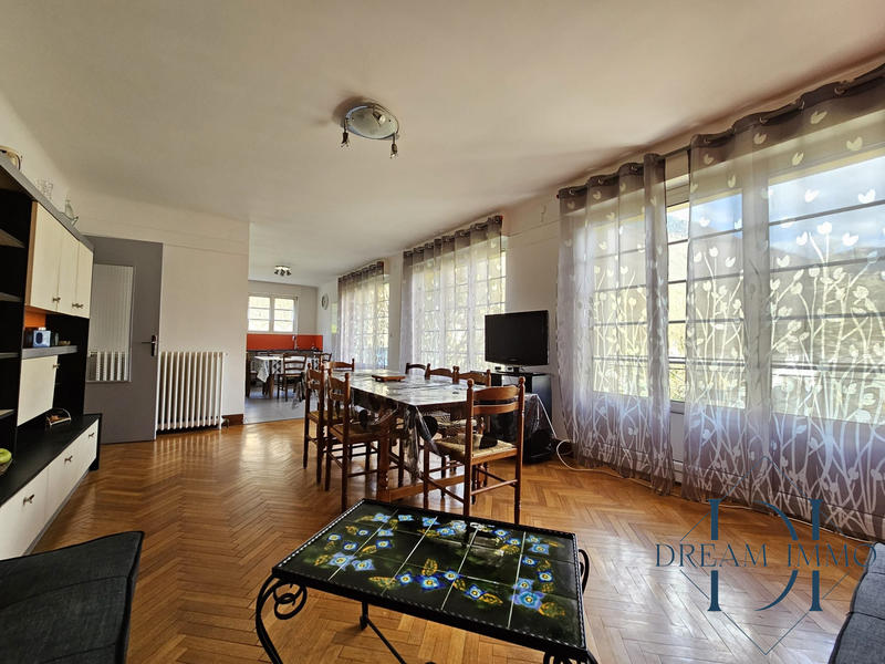 Maison - 240 m² - 10 pièces