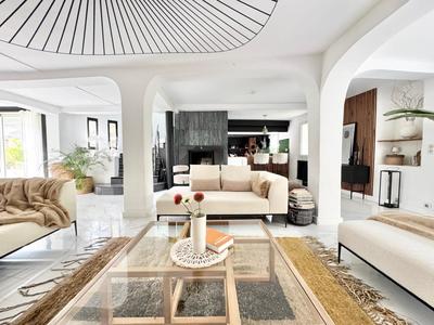 Maison - 280 m² - 7 pièces