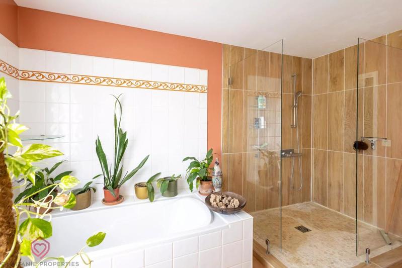 Maison - 275 m² - 10 pièces