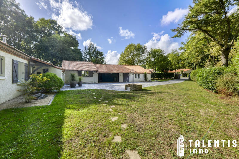 Maison - 342 m² - 12 pièces