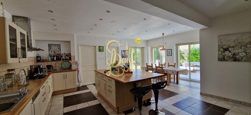 Maison - 300 m² - 8 pièces