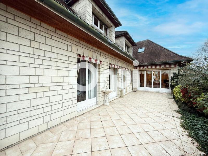 Maison - 230 m² - 8 pièces