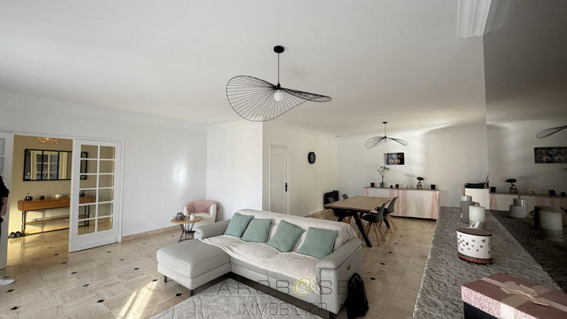 Maison traditionnelle - 220 m² - 7 pièces