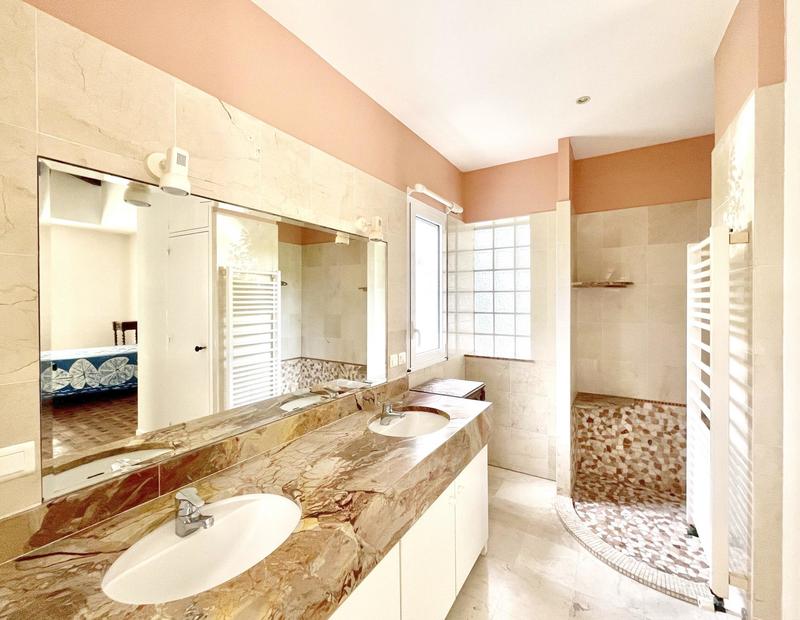 Villa - 222 m² - 6 pièces