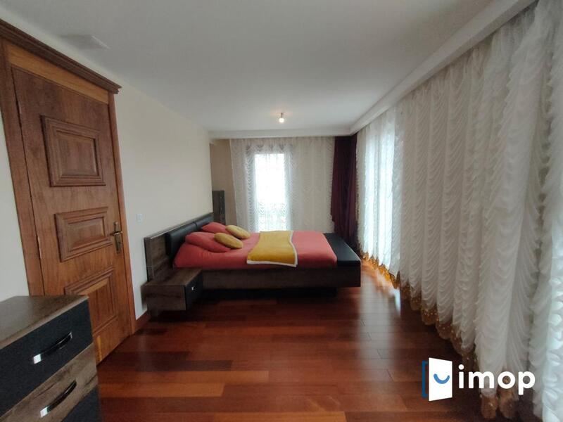 Maison - 214 m² - 8 pièces