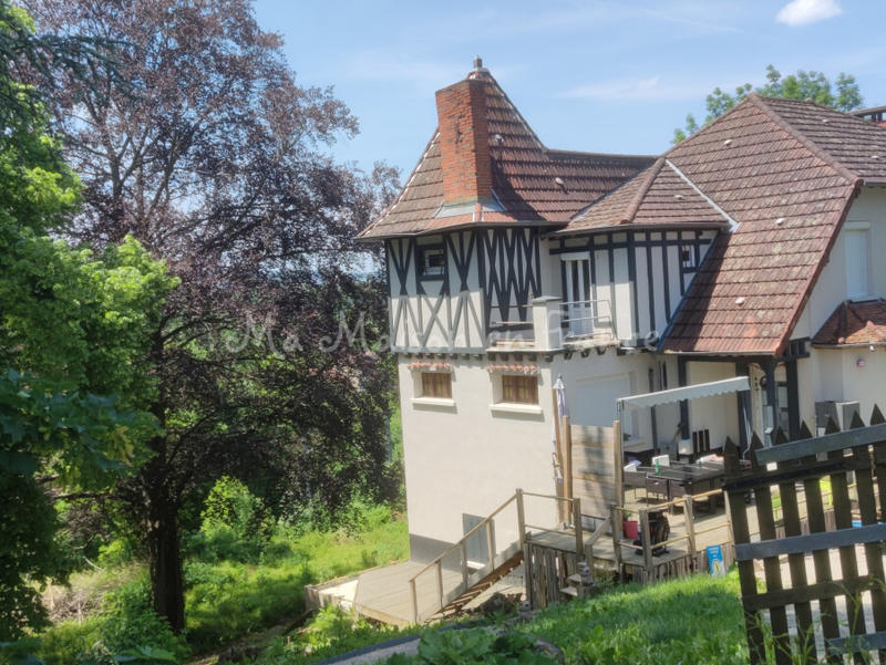 Maison - 300 m² - 12 pièces