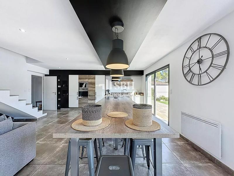 Villa - 211 m² - 10 pièces