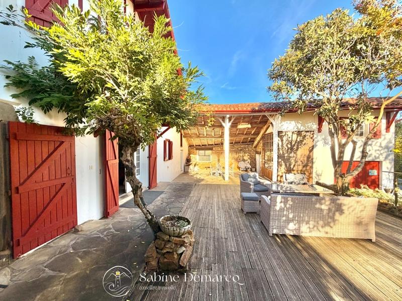 Maison - 235 m² - 6 pièces