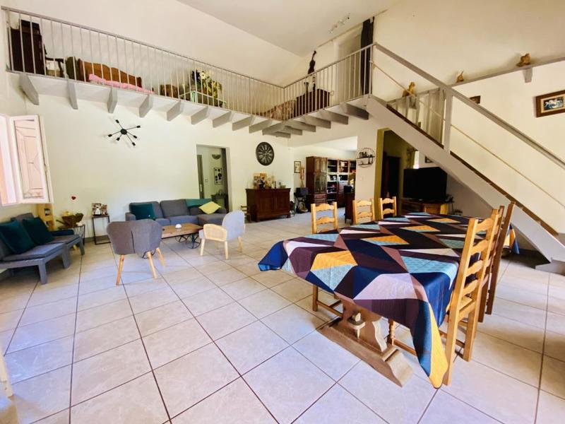 Maison - 220 m² - 7 pièces