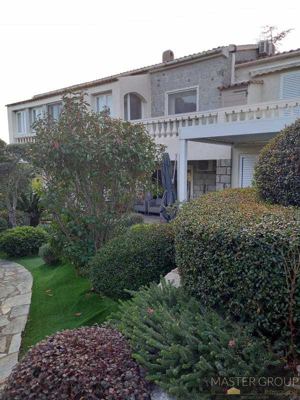 Villa - 300 m² - 9 pièces