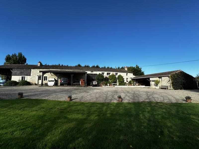 Maison traditionnelle - 181 m² - 9 pièces