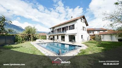 Maison - 220 m² - 9 pièces