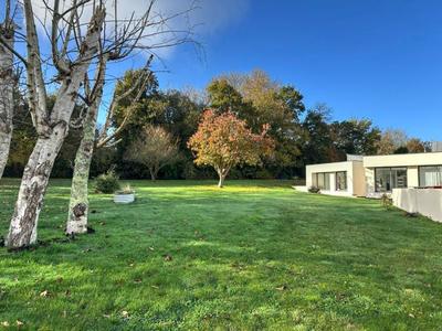 Maison - 260 m² - 8 pièces