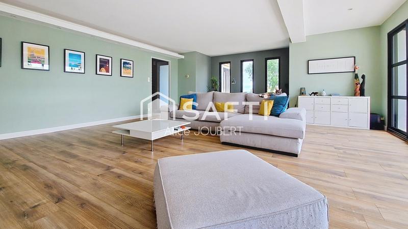 Maison - 210 m² - 8 pièces