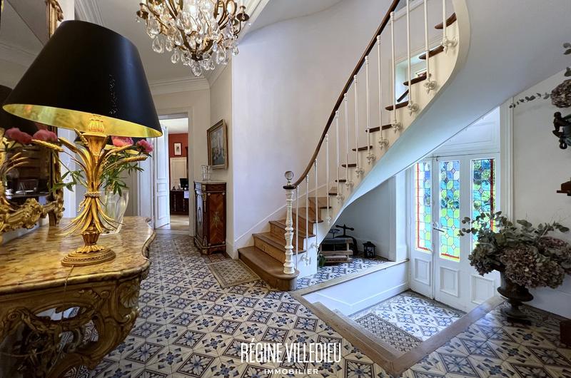 Maison - 372 m² - 11 pièces