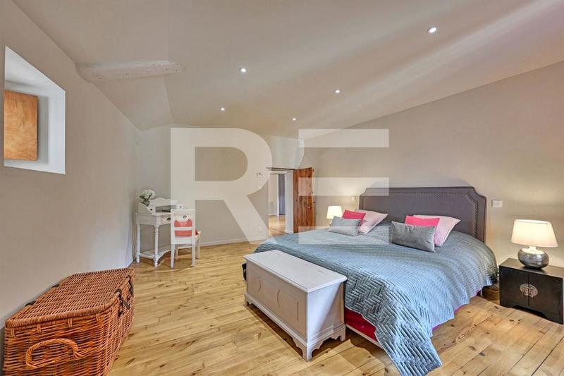 Maison - 245 m² - 9 pièces