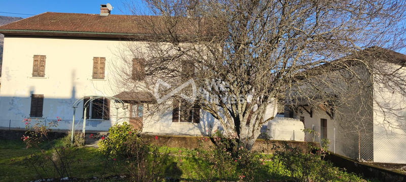 Maison - 250 m² - 15 pièces