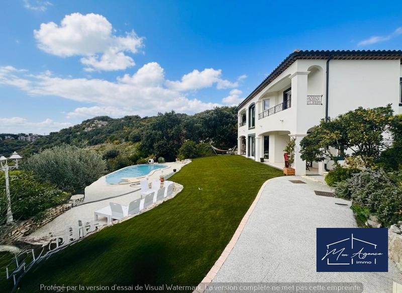 Maison - 203 m² - 6 pièces