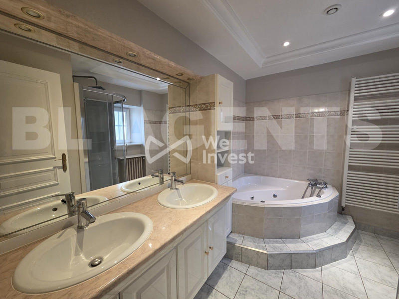 Maison - 202 m² - 8 pièces