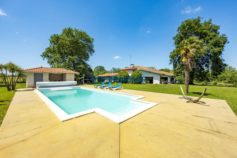 Maison - 214 m² - 6 pièces