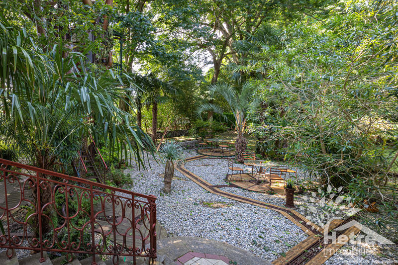 Propriété - 641 m² - 12 pièces