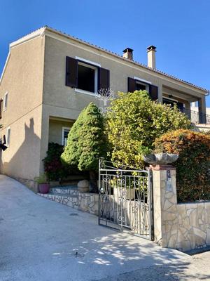 Maison - 202 m² - 7 pièces