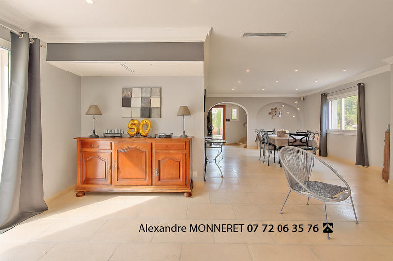 Villa - 255 m² - 6 pièces