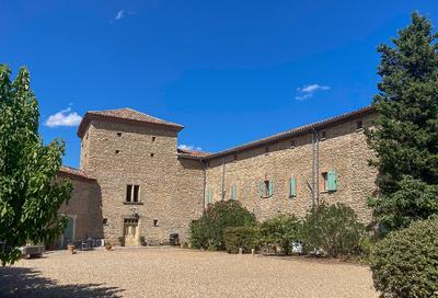 Mas - 896 m² - 25 pièces