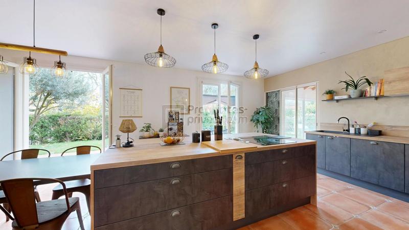 Maison - 260 m² - 9 pièces