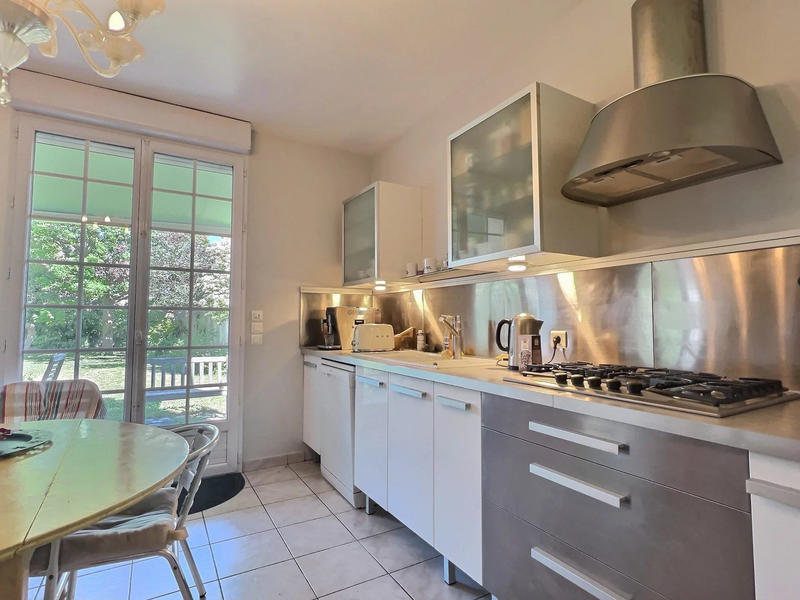 Maison - 240 m² - 10 pièces