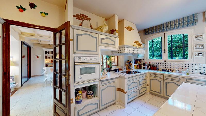 Maison - 600 m² - 12 pièces