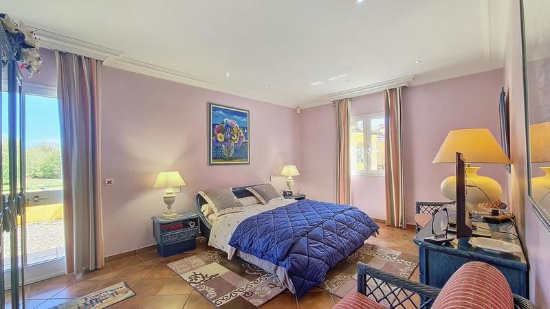 Propriété - 420 m² - 9 pièces