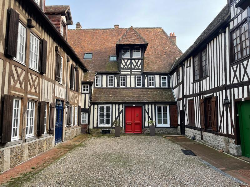 Maison - 241 m² - 8 pièces