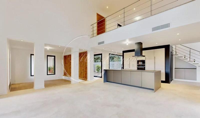 Propriété - 210 m² - 5 pièces