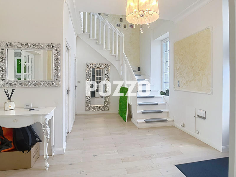 Maison - 207 m² - 8 pièces