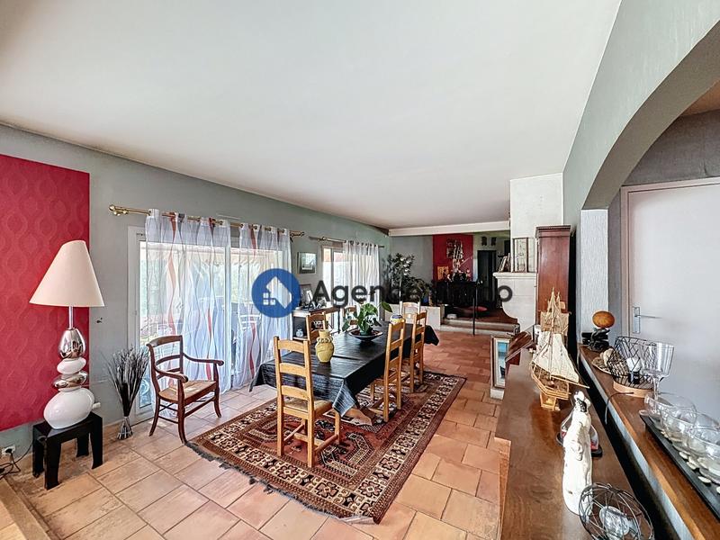 Maison traditionnelle - 278 m² - 8 pièces