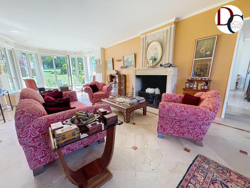 Maison - 335 m² - 9 pièces