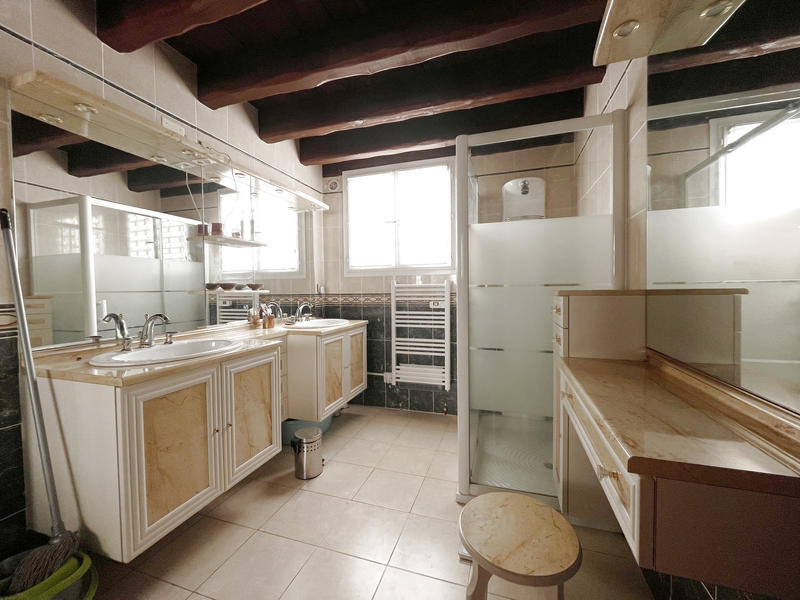 Maison - 233 m² - 11 pièces