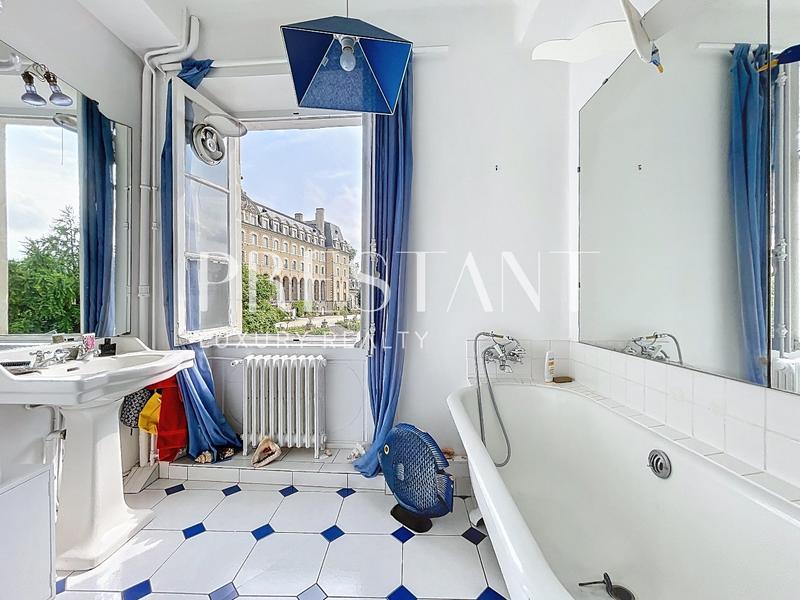 Maison - 280 m² - 9 pièces