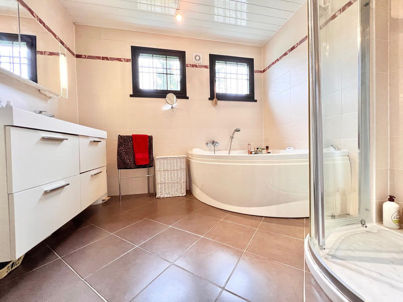 Propriété - 215 m² - 8 pièces