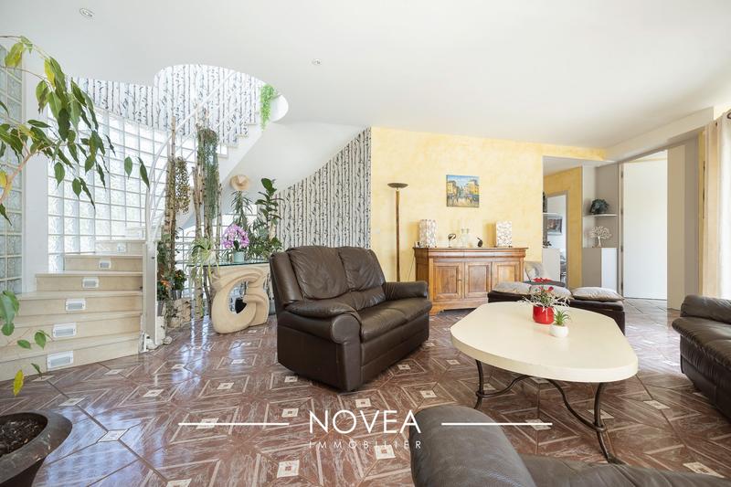 Maison - 242 m² - 10 pièces