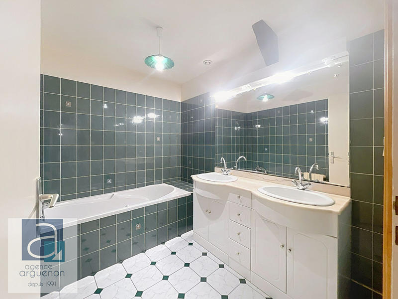 Maison - 210 m² - 8 pièces