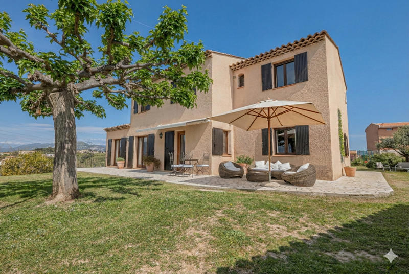 Maison - 181 m² - 8 pièces