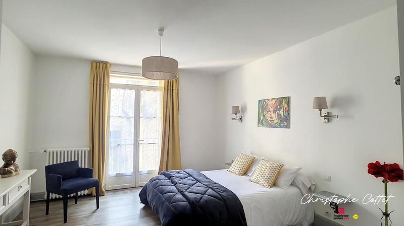 Maison - 330 m² - 9 pièces