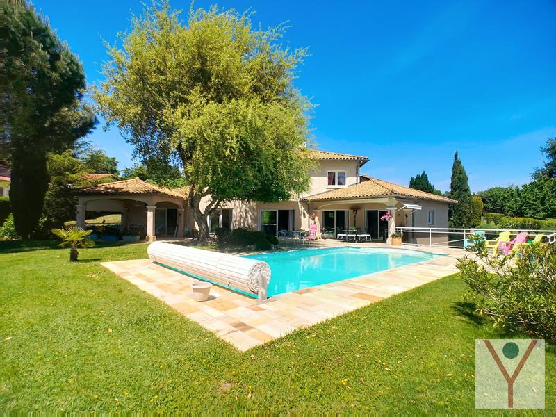 Maison - 258 m² - 7 pièces