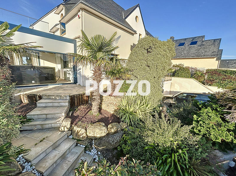 Maison - 340 m² - 9 pièces
