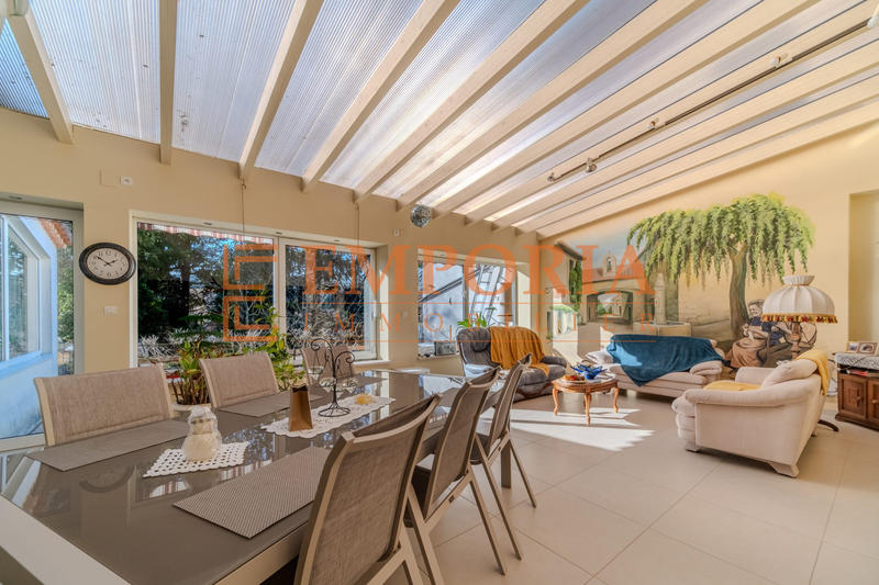 Maison - 250 m² - 9 pièces