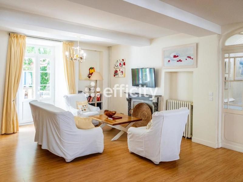 Maison - 277 m² - 12 pièces