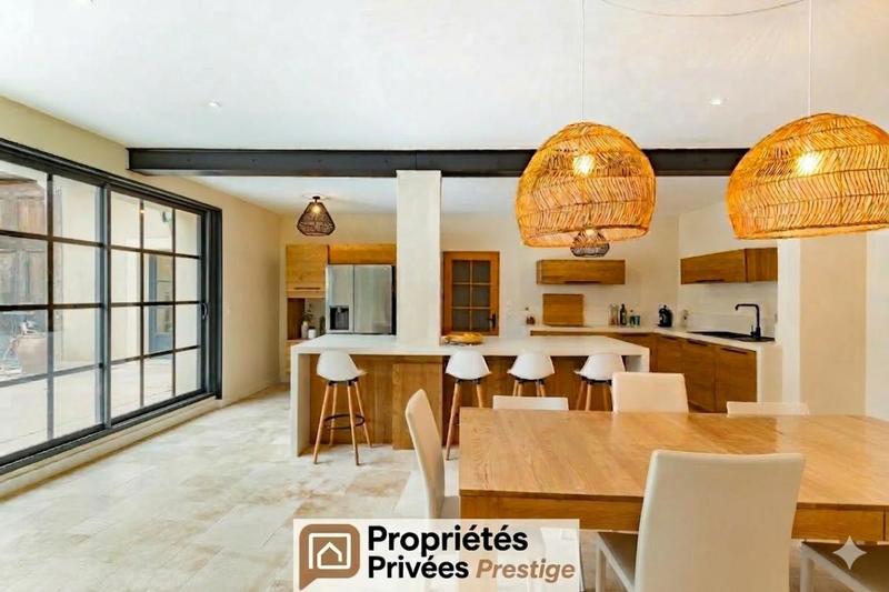 Propriété - 202 m² - 6 pièces