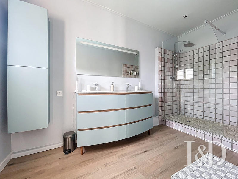 Maison - 278 m² - 9 pièces